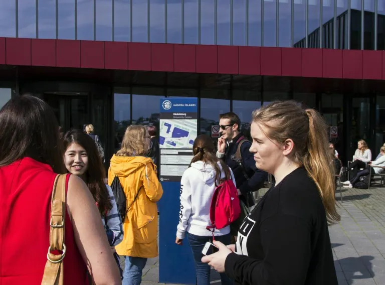 Nemendur HÍ standa fyrir utan Háskólatorg