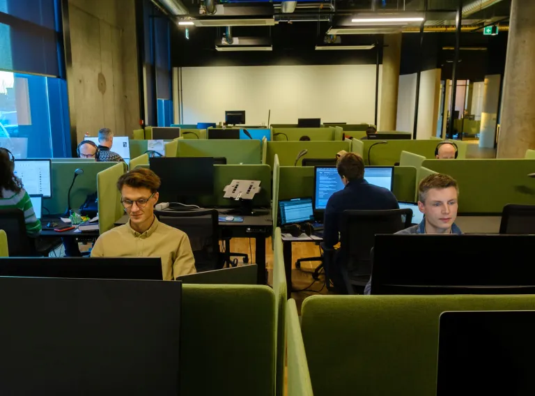 Nemendur að vinna í tölvum