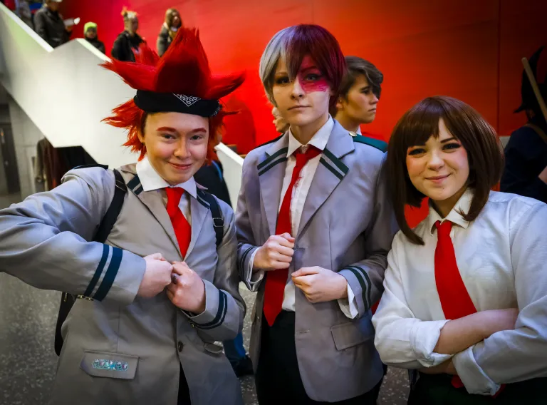 Þátttakendur á japanskri menningarhátíð við Háskóla Íslands brosa.