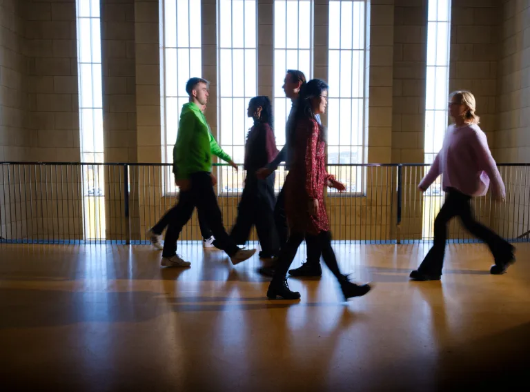Fólk á gangi
