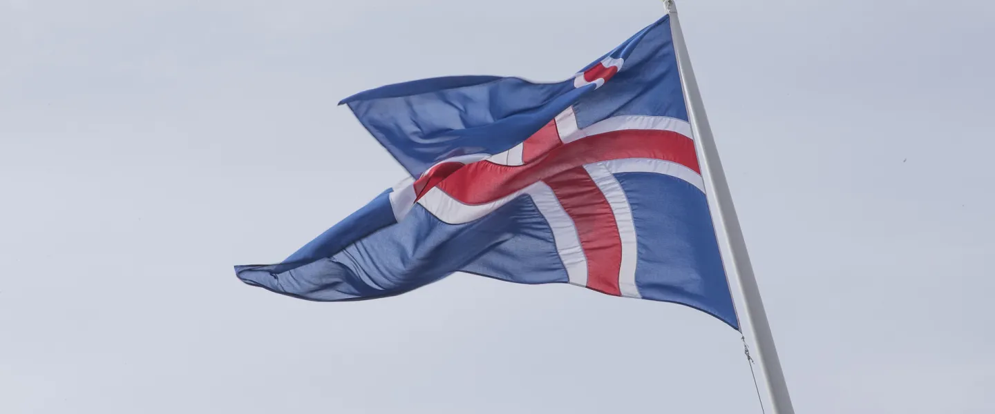 Íslenski fáninn við hún á fánastöng