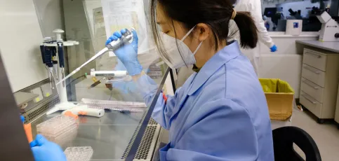 Woman working in a lab. 