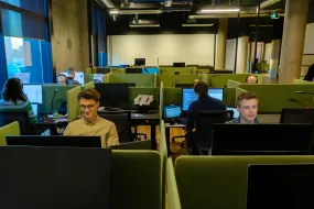Nemendur að vinna í tölvum